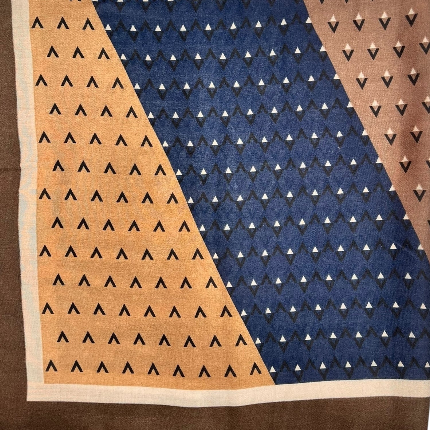 V shape pattern scarf - MOCCA
