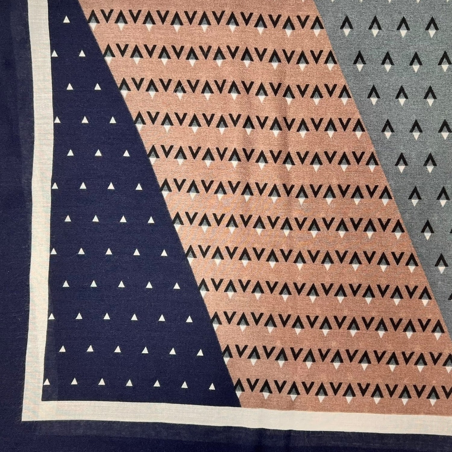 V shape pattern scarf - NAVI