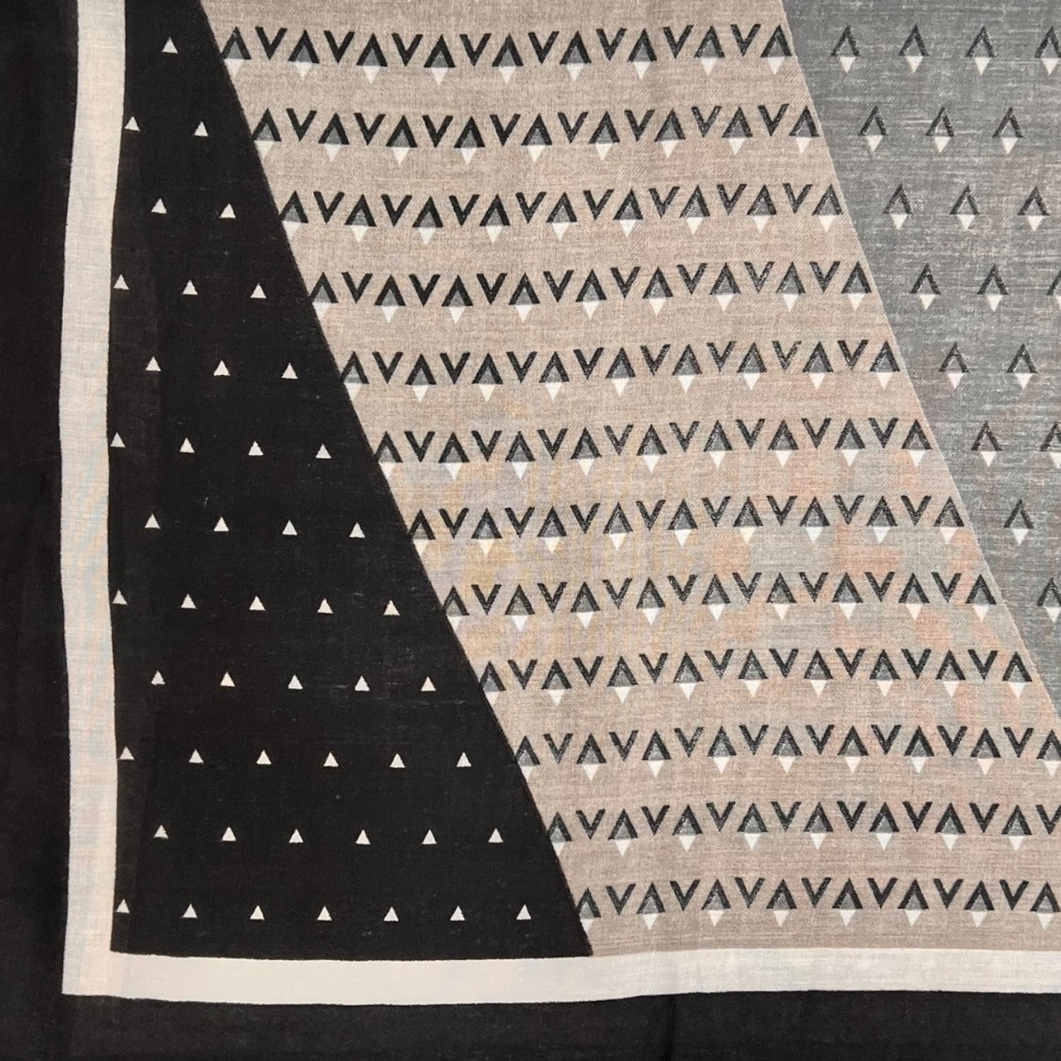 V shape pattern scarf - BLACK