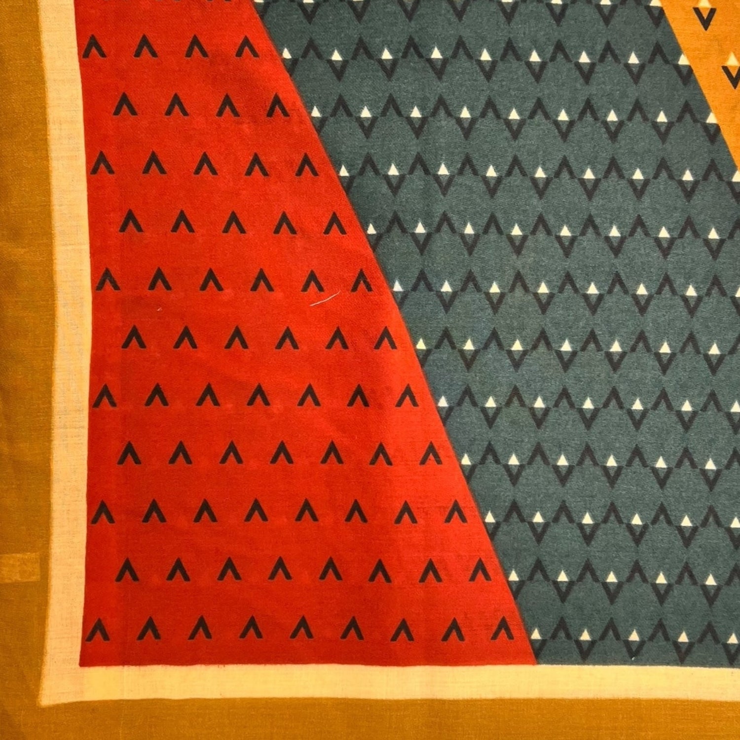 V shape pattern scarf - MUSTARD
