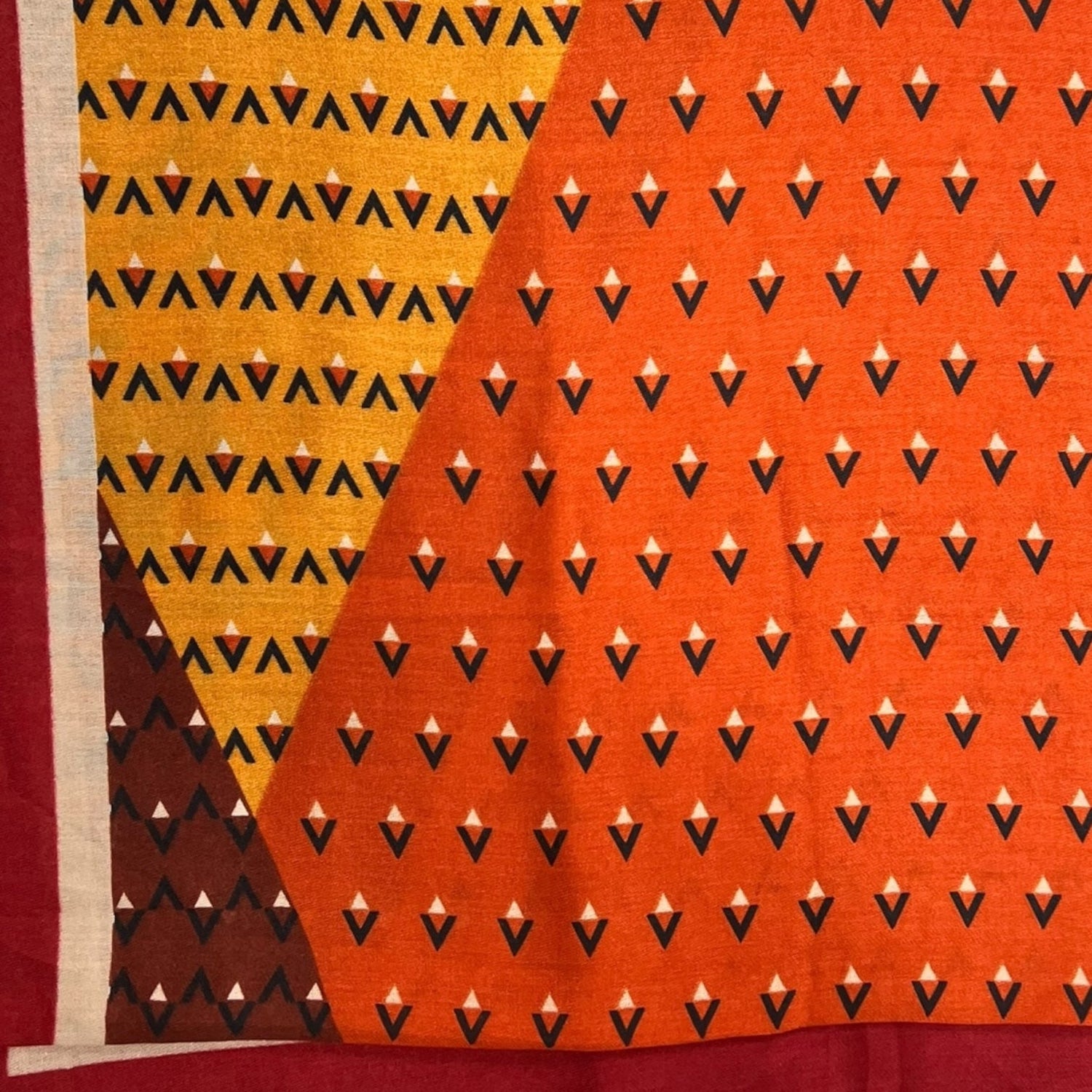 V shape pattern scarf - DARK RED