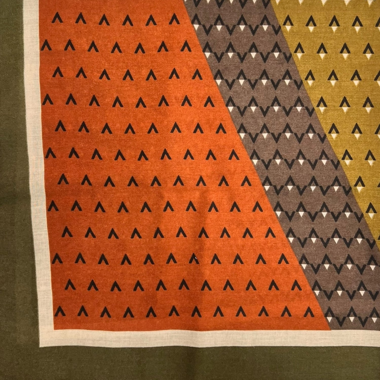 V shape pattern scarf - KHAKI